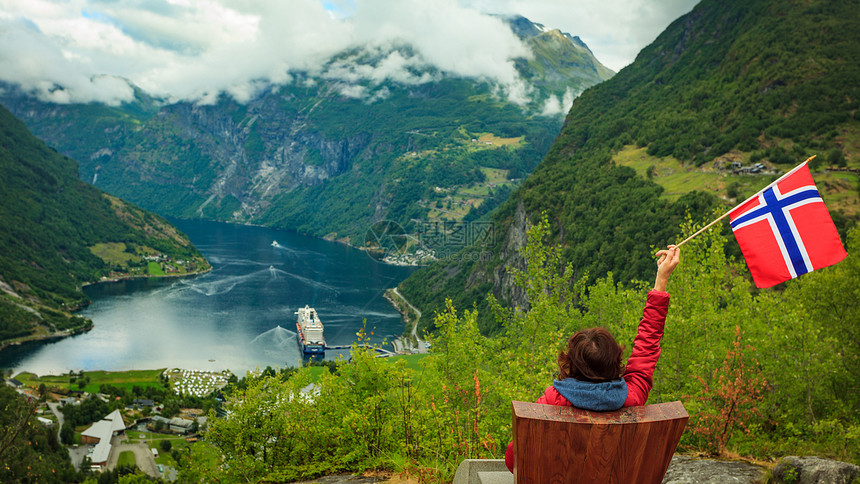 旅行冒险flydalsjuvet角度欣赏Geirangerfjord风景的女游客,举着挪威图片