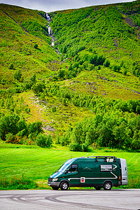 路边山上的露营车旅行中露营挪威斯堪的纳维亚欧洲野营车路边的山上图片