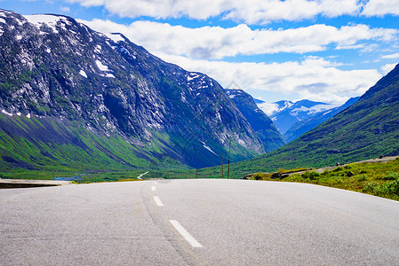 穿过夏季挪威山脉的道路绿色景观旅行旅游挪威山区的道路景观图片