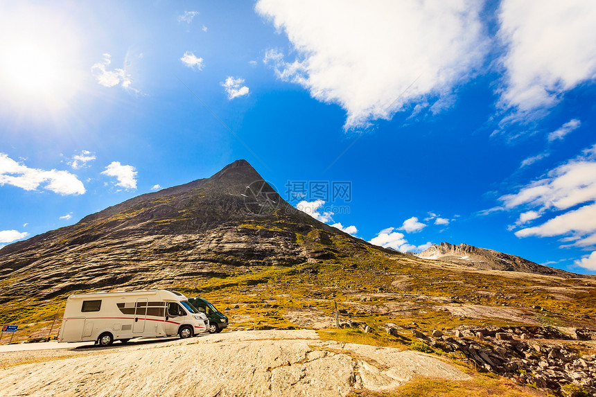 路边山上的露营车旅行中露营挪威斯堪的纳维亚欧洲路边山上的露营车图片