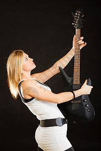 音乐,歌唱金发音乐天才的女人着黑色背景的电吉他金发女人着电吉他,黑色背景图片
