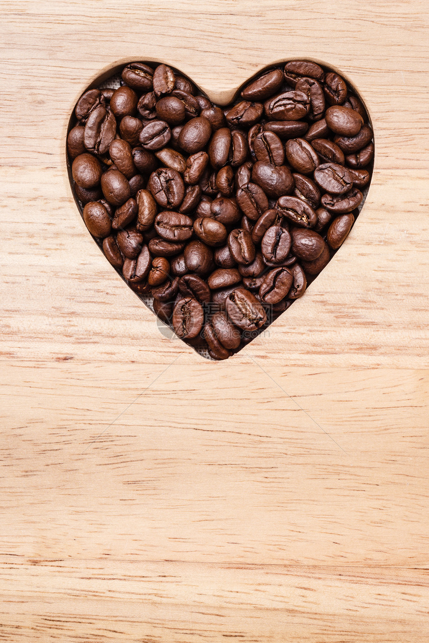 木板背景上的心形咖啡豆的风景图片