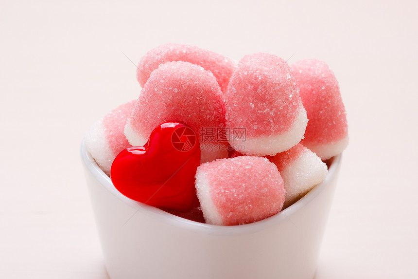甜食糖粉红色果冻棉花糖白色碗木桌上装饰红色的心爱符号图片