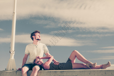 浪漫的异恋夫妇爱情中放松,平静的户外享受阳光的好时光图片