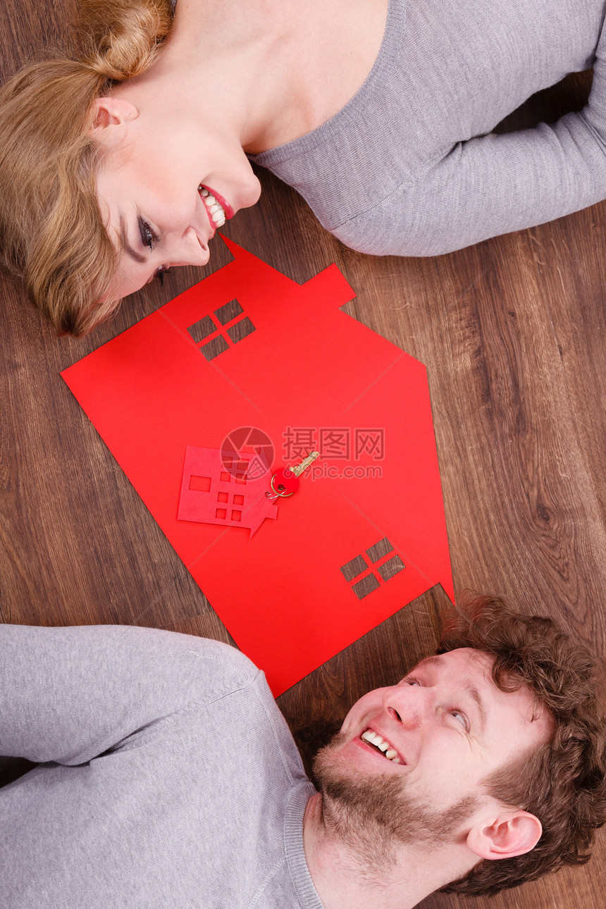 住房婚姻家庭安全未来金融抵押刚结婚躺地板上轻的男人女人家里的象征旁边钥匙环刚结婚躺地板上图片