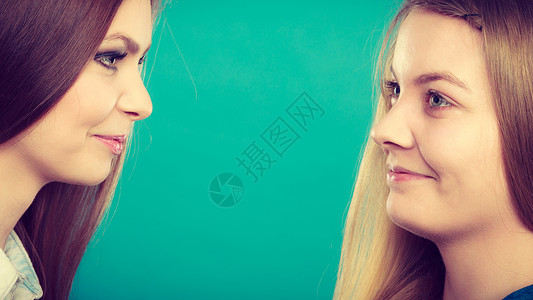 photoshop软看看用化妆品的结果两个女孩的肖像,个,个没化妆女人的自然美美容美的比较没化妆的女孩的比较背景