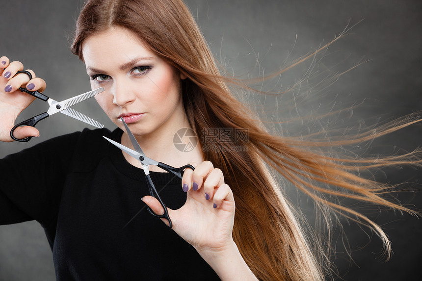 优雅而优雅时尚风格的发型带剪刀的女专业人士优雅的女人送她的理发师沙龙专业优雅的女理发师用剪刀图片