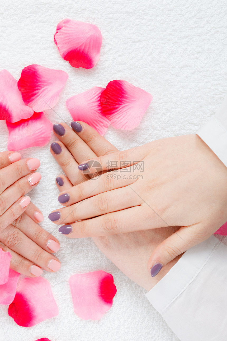 无法辨认的女人呈现她美丽的涂胶混合指甲指甲护理女人展示她美丽的涂胶混合指甲图片