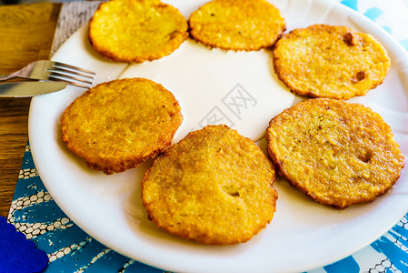 白色盘子上六个圆形美味的土豆煎饼详细的食物特写六个土豆煎饼图片