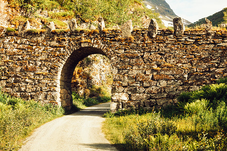 穿过挪威山脉的老路旅行旅游挪威山区的旧公路景观图片