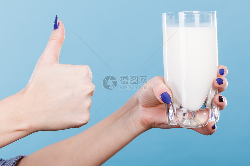 健康饮料,良好营养,乳制品理念女人的手着杯牛奶,露出大拇指的手势女人手着杯牛奶图片