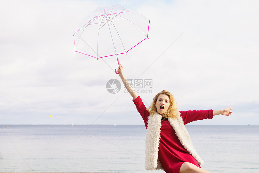 快乐优雅的成女人着透明的伞着天空天气预报快乐的女人着伞图片