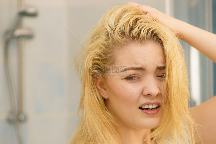 金发女人问题,油腻的油头发看着自己浴室女露出头皮,挠自己,头皮屑问题女金发问题图片