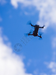 无人机飞过天空背景,拍张照片视频无人机飞过天空背景图片