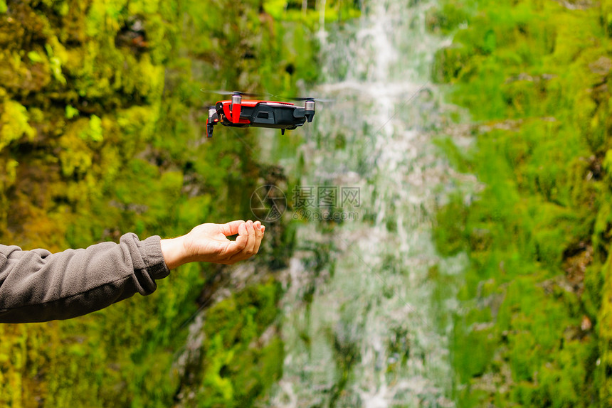 启动无人机,手中发射现代小型直升机与相机用户手中,反自然技术设备启动无人机,手发射图片