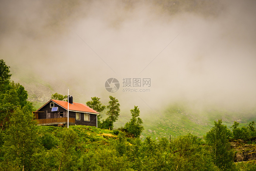 挪威乡村小屋山上斯堪的纳维亚挪威雾蒙蒙的景观挪威山区乡村之家图片