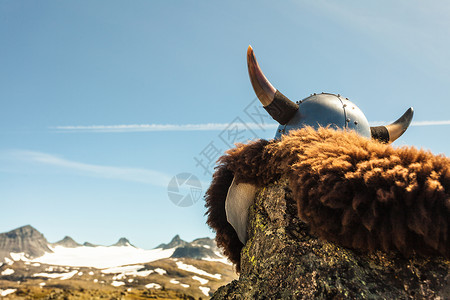 挪威山区自然上的维京头盔棕色皮毛旅游旅游挪威山地自然上的维京头盔图片