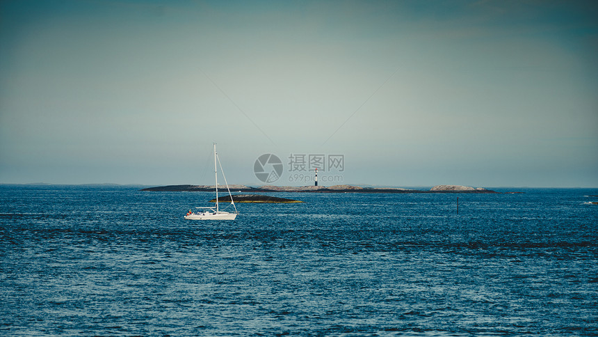 大西洋上的帆船灯塔的岩石海岸线巡航,乘帆船旅行,度假旅行挪威挪威大西洋上的帆船图片