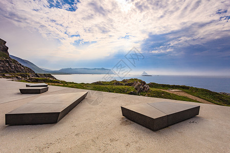 长凳海岸座位沿着风景高清图片