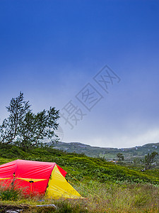 露营夏天大自然上的红黄色帐篷假期旅行大自然上的红色帐篷露营图片