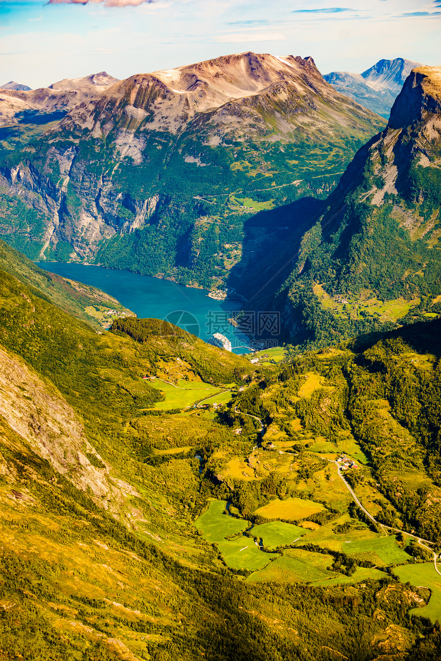 旅游度假旅游达尔斯尼巴观点看Geirangerfjord与游轮山脉景观,挪威达尔斯尼巴观点看Geirangerfj图片