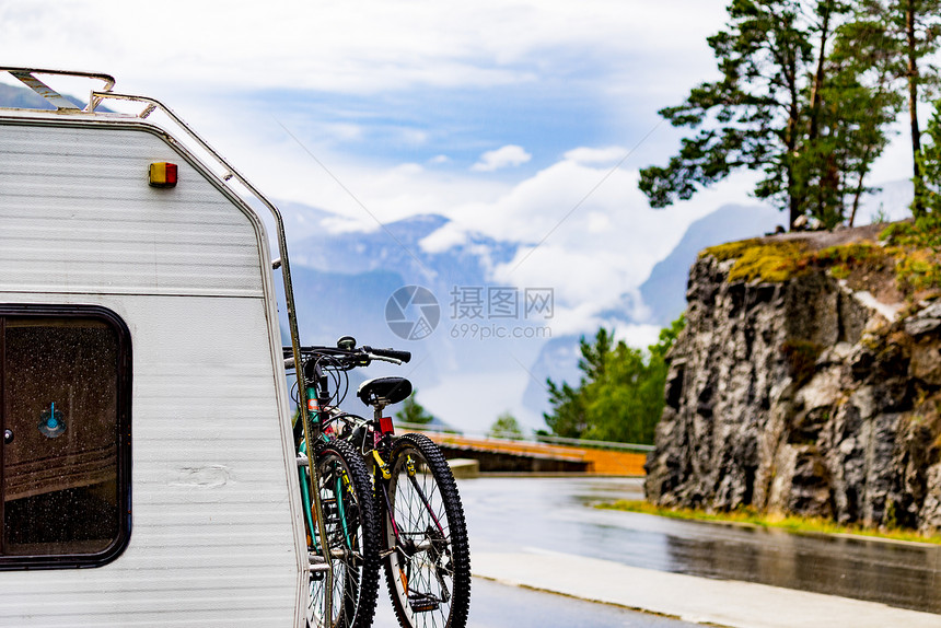 露营汽车汽车汽车回家与自行车路边山区,极光峡湾斯特加斯坦观点远处旅行中露营旅游路线奥朗斯费杰莱特挪威露营图片