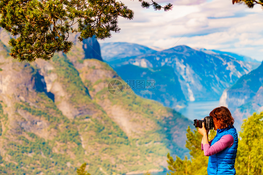 旅游女用相机拍摄旅游图片,欣赏峡湾山脉景观挪威旅游景区路线极光自然游客拍摄旅行照片,挪威图片