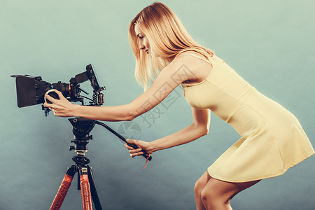 摄影师女孩拍摄图像迷人的时尚金发女人用蓝色相机拍照图片