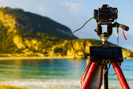 专业相机拍摄电影视频拍摄图片的海洋海岸线希腊佩罗蓬尼斯相机拍摄海岸的照片背景图片