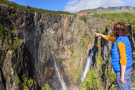 哈丹格维达旅行,假期游客女人看着沃林斯福森瀑布马博登峡谷挪威旅游哈丹戈维达路线,伊德福德观光旅游挪威沃林斯福森瀑布旅游妇背景