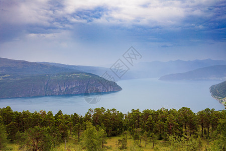 挪威景观青山峡湾,暴风雨的雨天挪威的峡湾景观高清图片