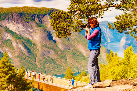 斯特加斯坦游客妇女Stestein瞭望台拍摄相机旅行图片,享受峡湾山脉景观挪威旅游景区路线极光自然游客拍摄旅行照片,挪背景