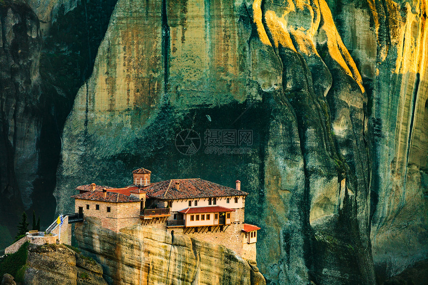 位于塞萨里希腊流星岩地层中的鲁萨努巴兰修道院希腊目的地罗萨努修道院,希腊流星图片