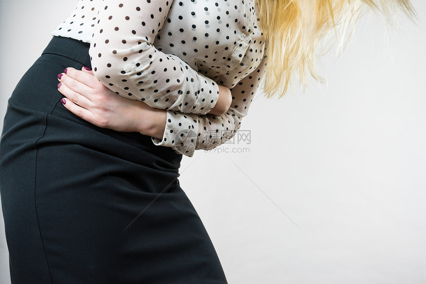疼痛期月经痉挛问题的胃痉挛的女人感觉很舒服女人感觉胃抽筋抱着她的肚子图片