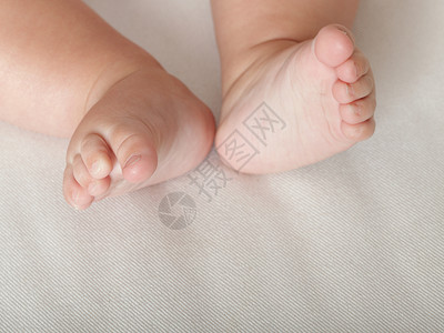 婴儿小脚趾脚白色背景上图片