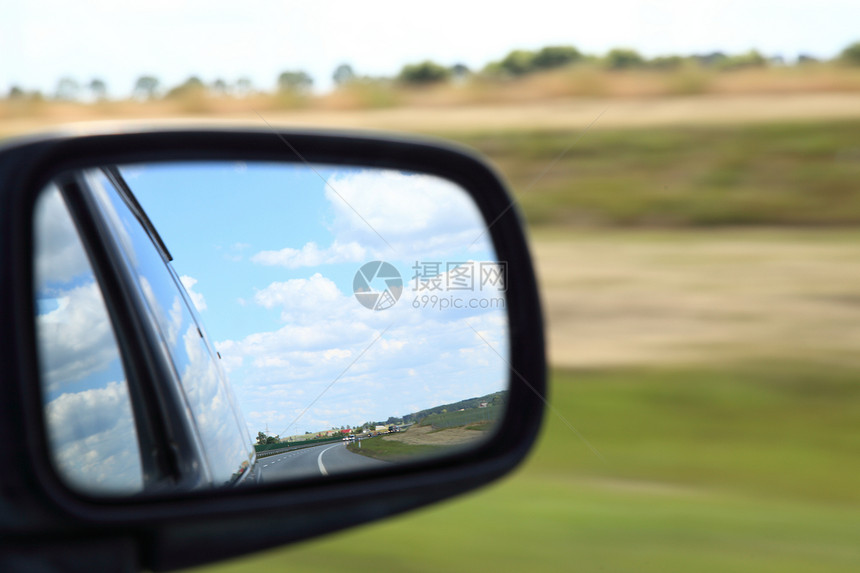 汽车的侧视镜中反射的道路图片