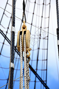 帆船的桅杆绳索旧船的细节图片