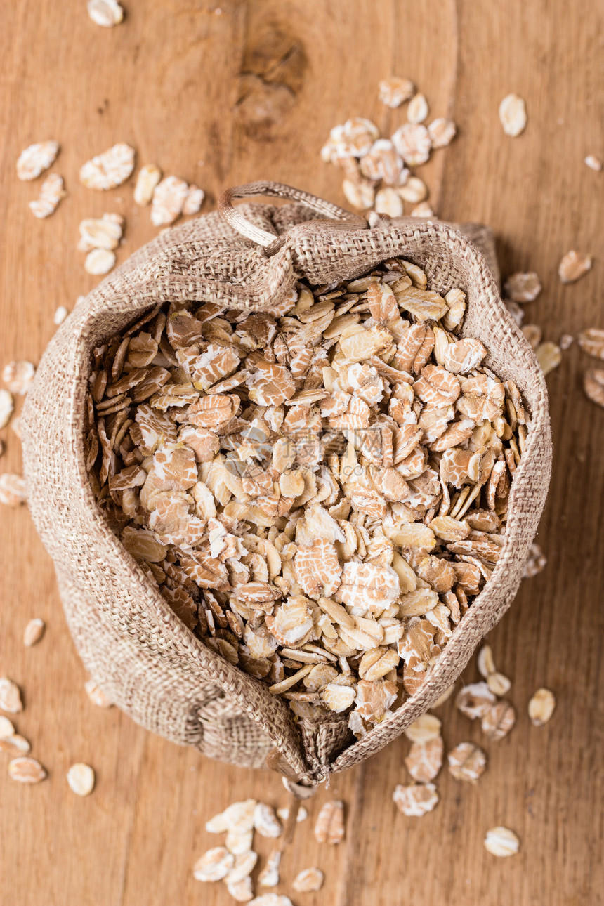 节食燕麦麦片麻布袋木制表,顶部,视图降胆固醇的健康食品,保护心脏图片