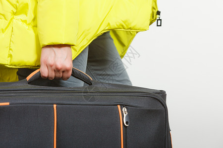 穿保暖夹克带手提箱的女人旅游女孩旅游业背景图片