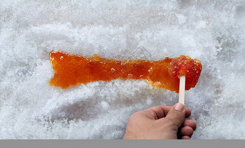 果冻雪丽糍枫树太妃糖煮树甜煮汁糖浆雪上种传统的春季食品文化,来自加大魁北克省新英格兰,生产个糖棚背景