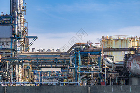 天然气工业石油石化工厂,天然气储存管道结构与烟雾日本东京附近的川崎市烟囱背景