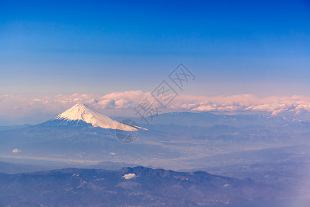富士山,日本地标山的鸟瞰乘飞机经过日本静冈市,高清图片