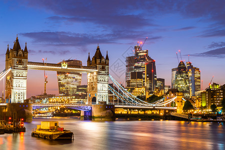 伦敦塔桥与伦敦市中心天际线建筑背景,伦敦英国图片