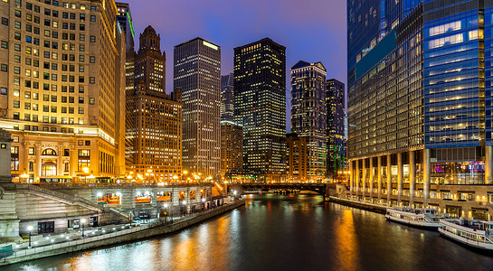 芝加哥天际线建筑沿芝加哥河芝加哥市中心芝加哥市伊利诺伊州美国日落背景图片
