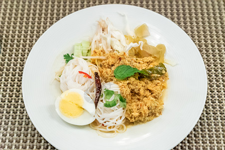 泰国米粉与蟹肉鱼凤尾鱼咖喱酱背景图片