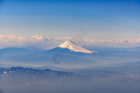 富士山,日本地标山的鸟瞰乘飞机经过日本静冈市,高清图片