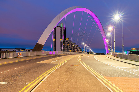 克莱德弧桥沿克莱德河日落黄昏格拉斯哥市苏格兰英国高清图片