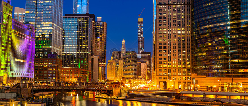 芝加哥市中心芝加哥河日落之夜的全景照片,芝加哥伊利诺伊州美国图片