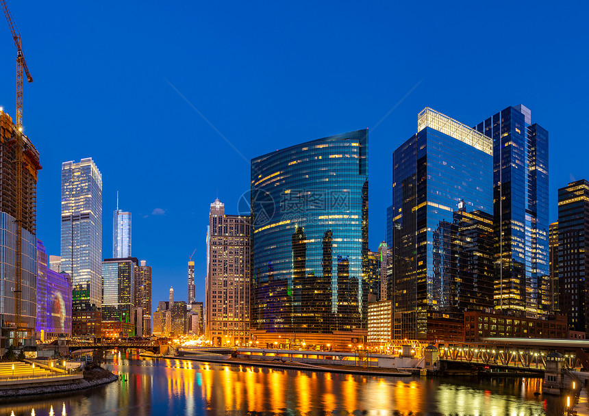 芝加哥市中心芝加哥河日落之夜的全景照片,芝加哥伊利诺伊州美国图片