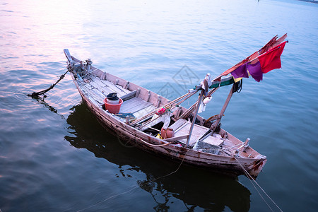 日落时海里的当地渔船图片